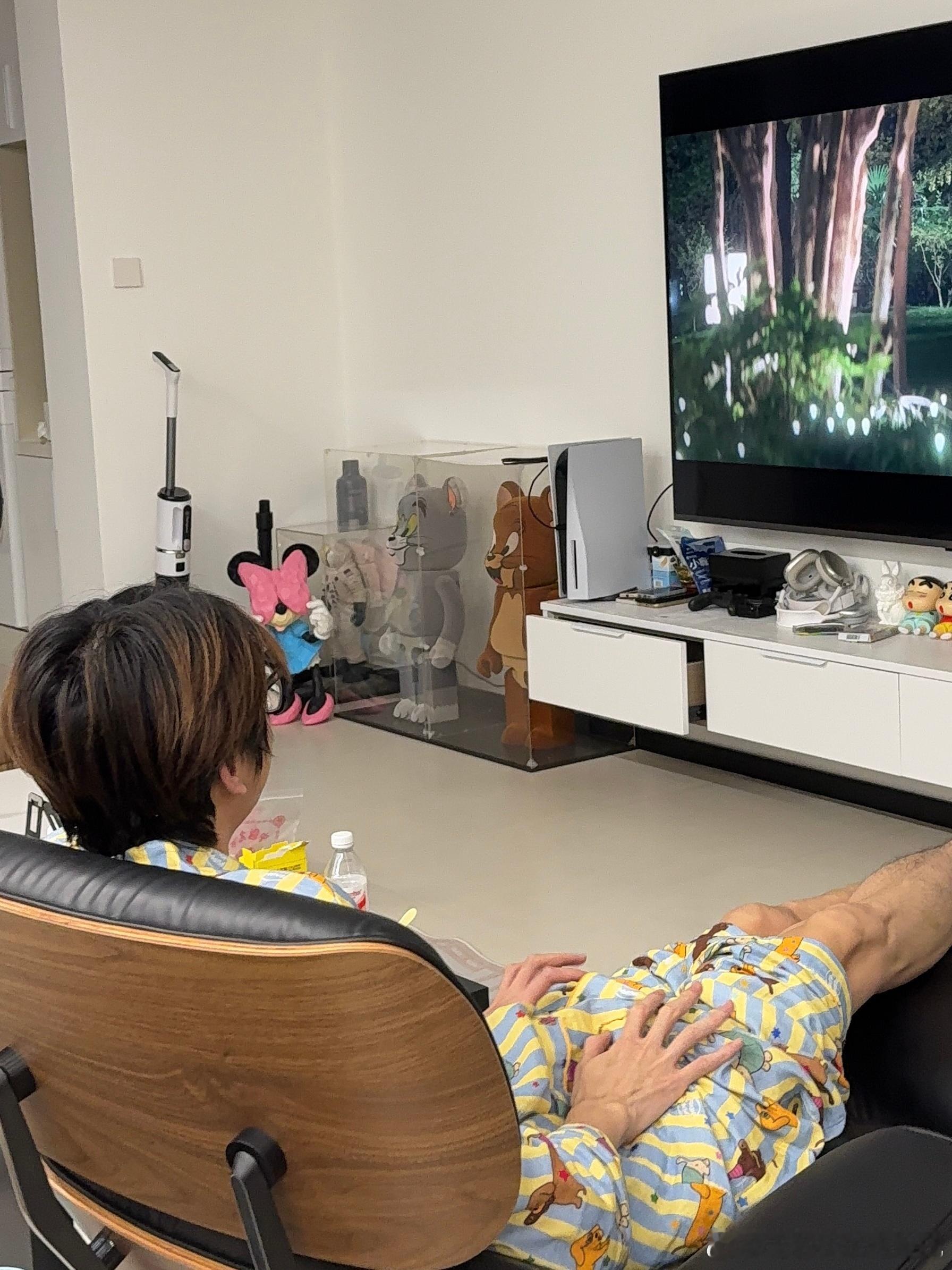 金猴变成张凌赫唯粉了，为了追剧熬了两三个通宵了…好不容易这个要看完了，我说那终于