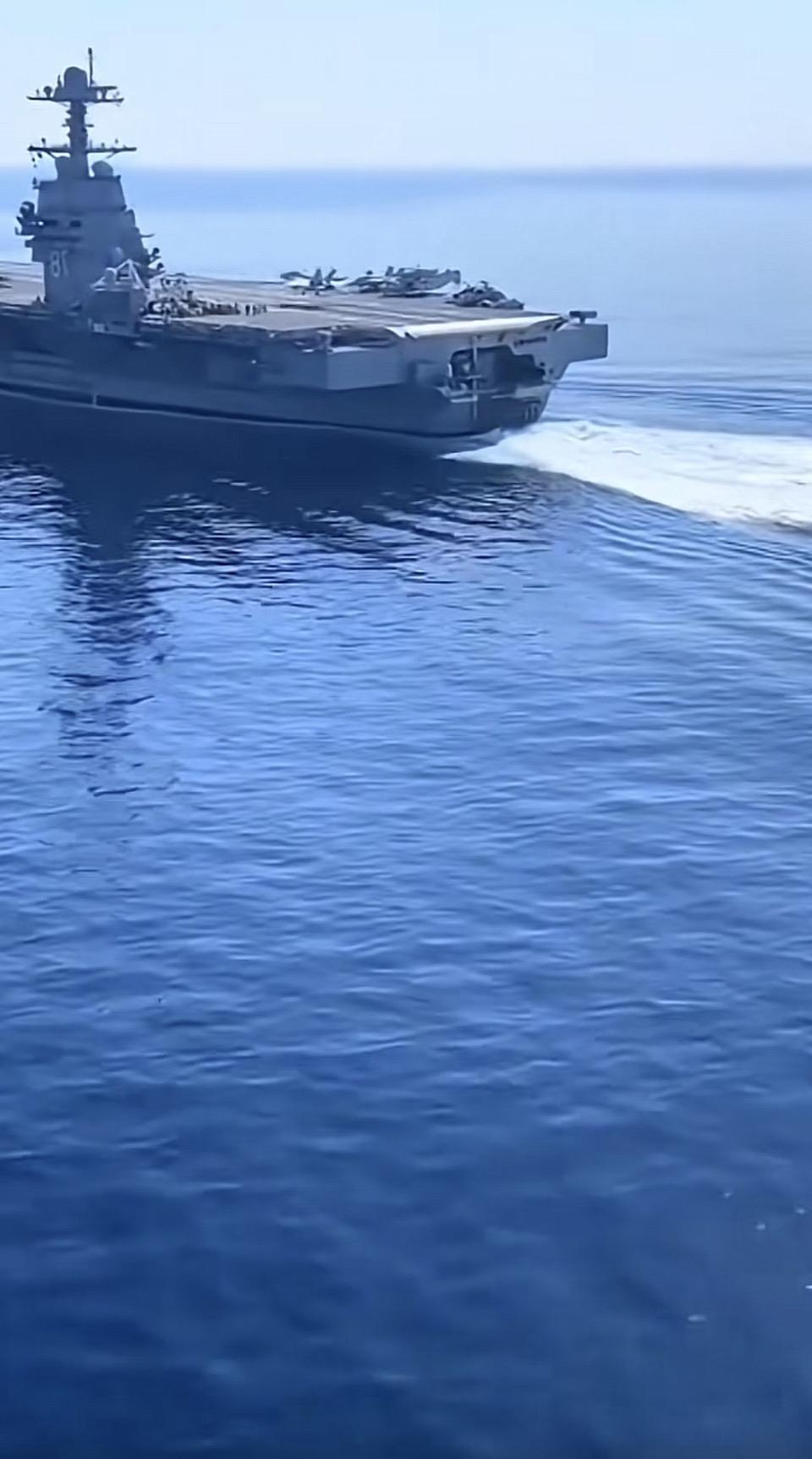 这艘军舰，航母能不能造的更大更长，在海上航行，浪花飞溅。