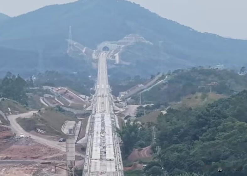 谁能想到！665亿高铁卡在山区，京广大通道迎来大变局
 
很多朋友都在盼着永清广
