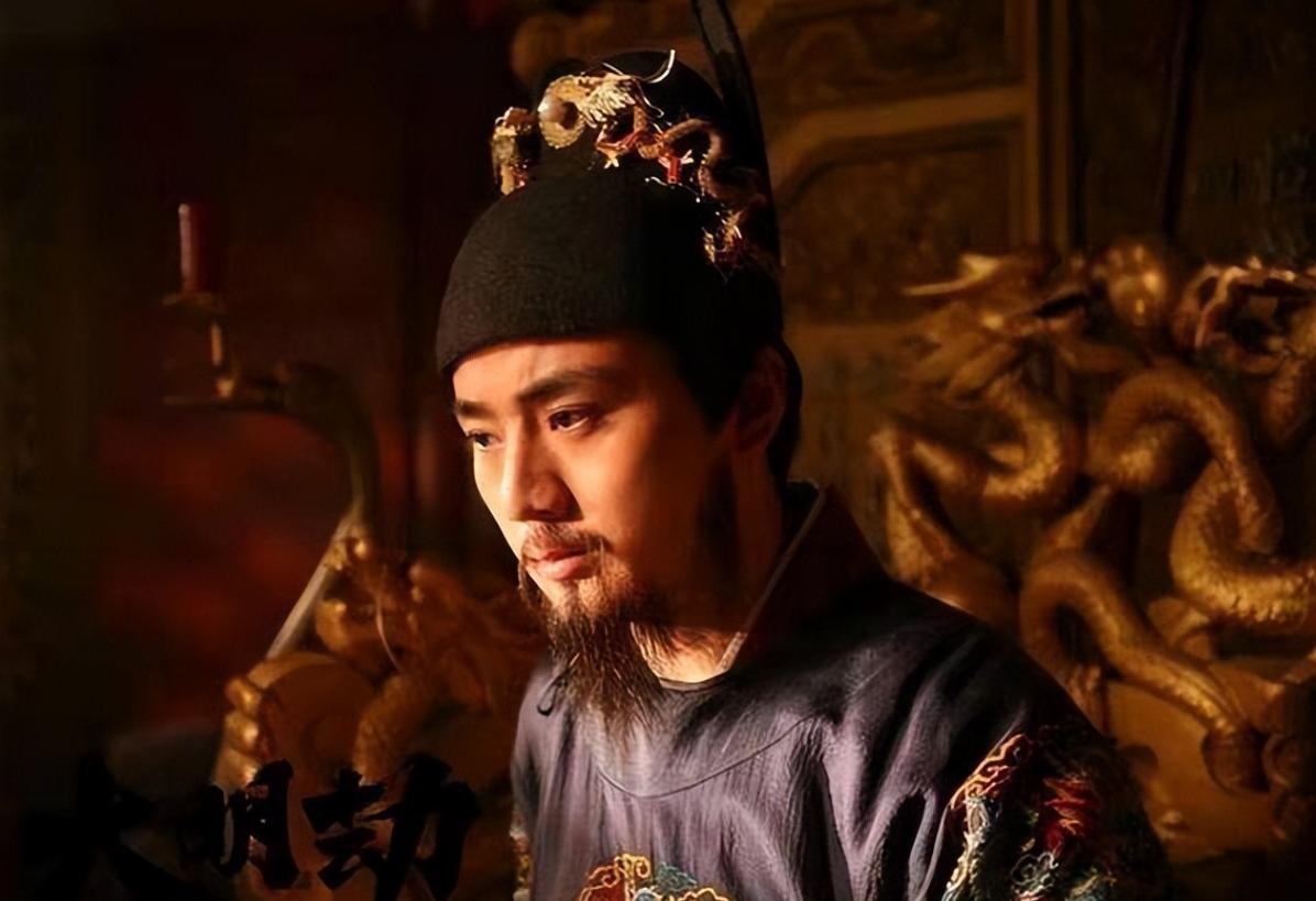 郭沫若曾发文，写的是明末皇宫藏3700万两白银，崇祯吝啬不肯拿出来救国，最终便宜