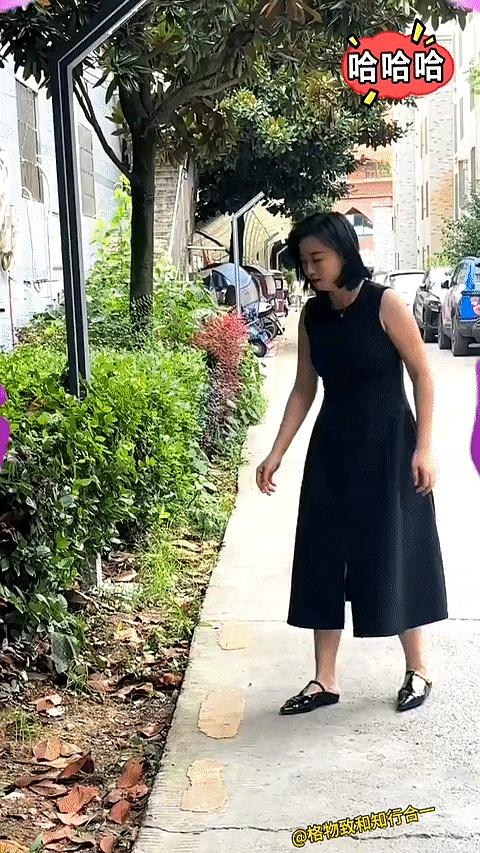 你敢信吗？
这年头真有人能在零点几秒内，把一个原本惊心动魄的恐怖场面，硬生生干成