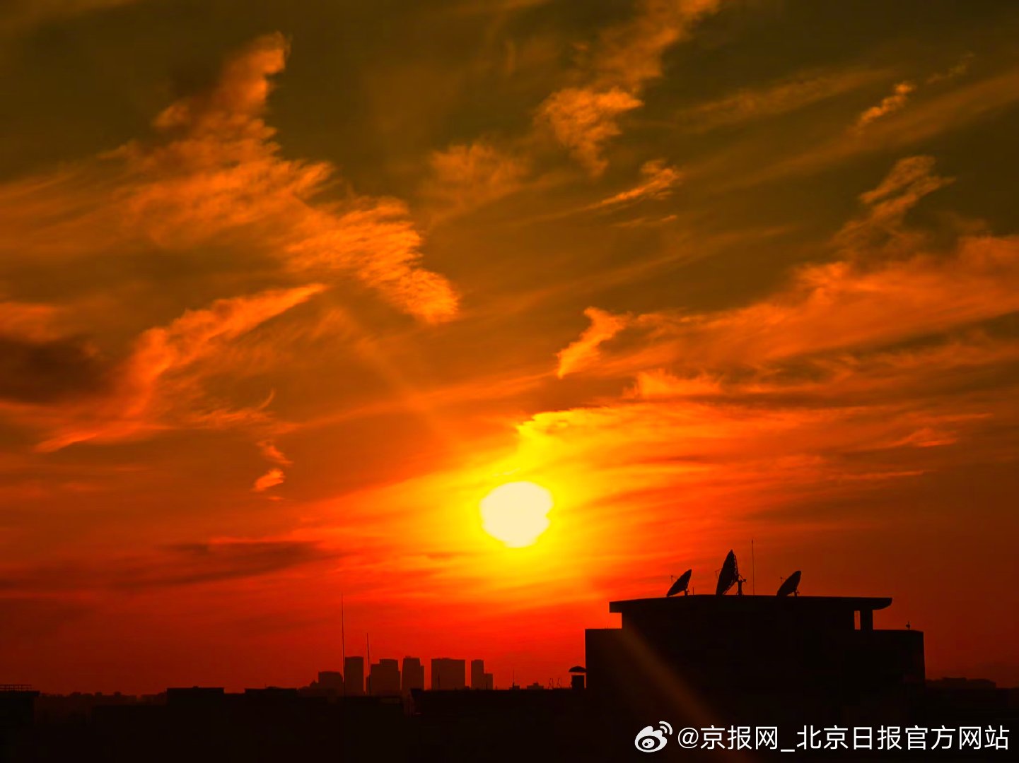 【#北京除夕晚霞给你发红包#】#蛇年最后一次落日# 2月16日，除夕佳节，蛇年的