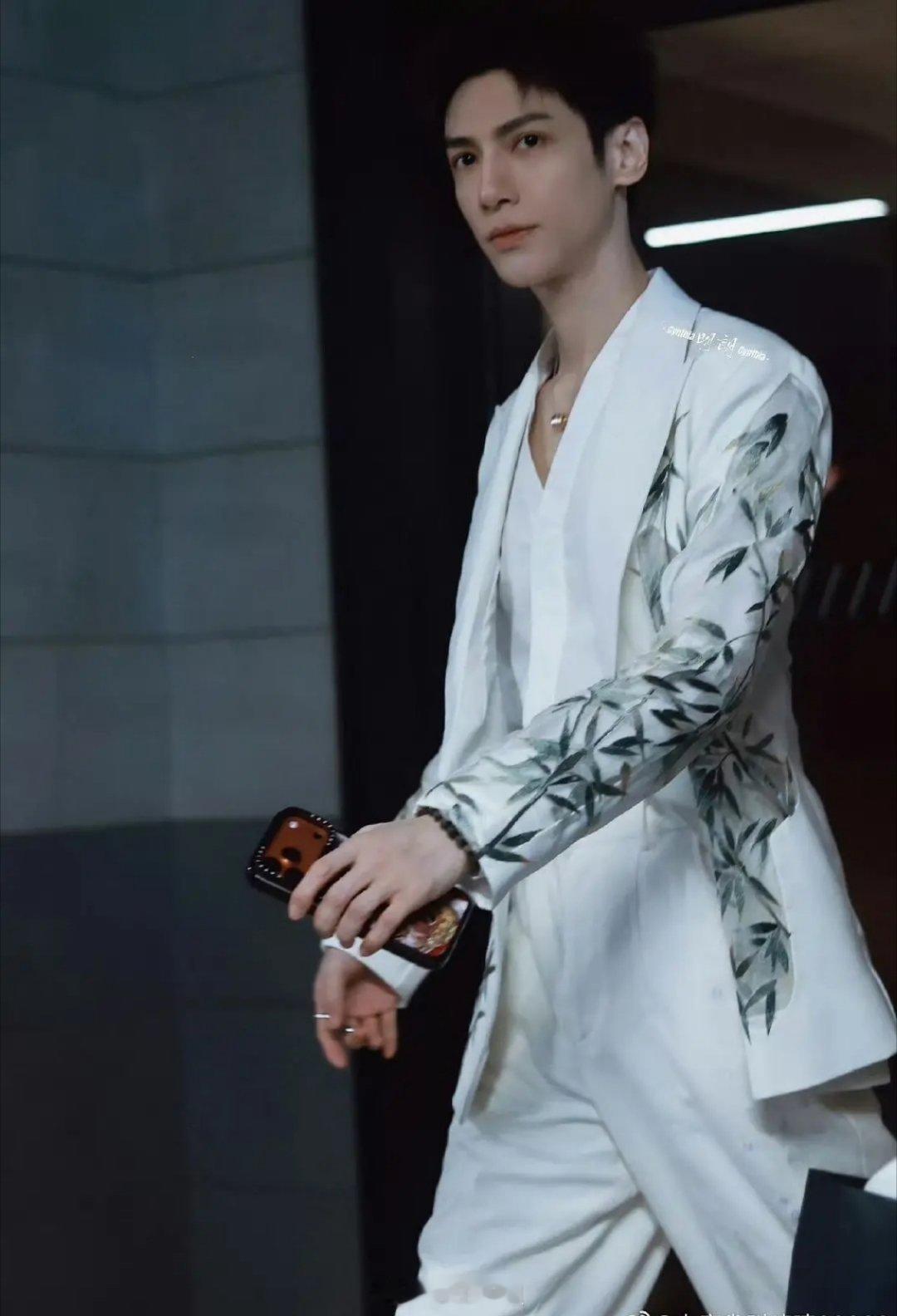 罗云熙参加湖南卫视招商会[doge]芒果TV合伙人哇，站个台很正常吧 ​​​