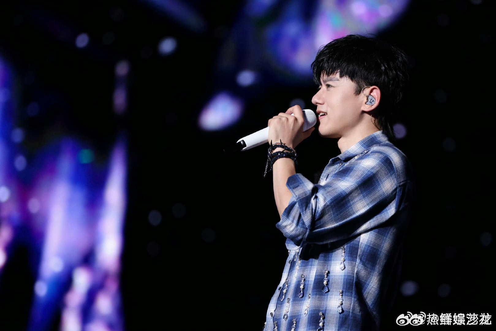 张杰评价张凌赫送的花篮 张杰一句最炸眼，完美评价张凌赫送的花篮，心意满满，双向奔