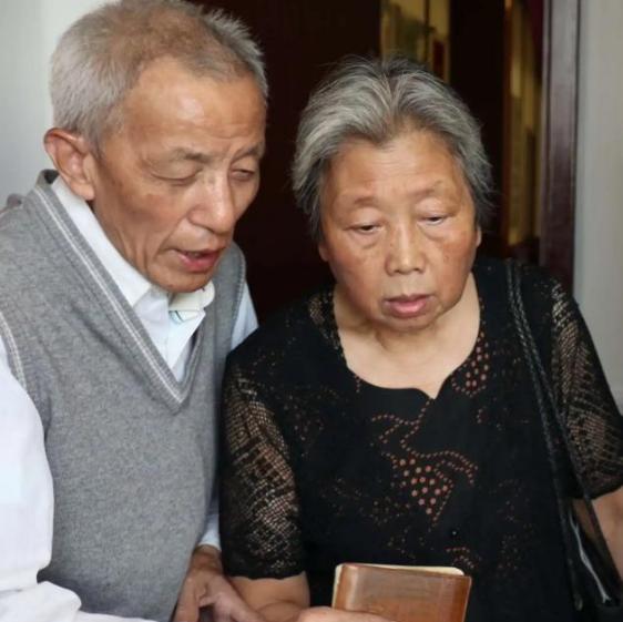 2013年，61岁知青刘宝华重返米脂县，看望他的初恋马凤兰。谁知，她竟给自己生了