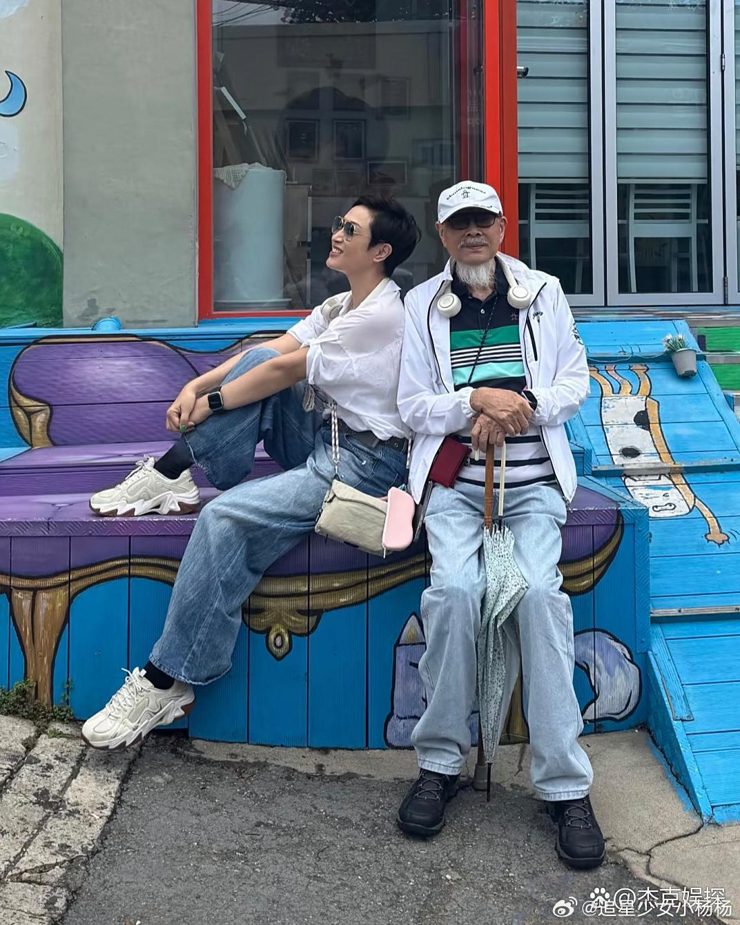 陈法蓉和90岁老父亲出去旅游，老爷子身子骨好硬朗，父女俩长得很像，而且都非常抗老