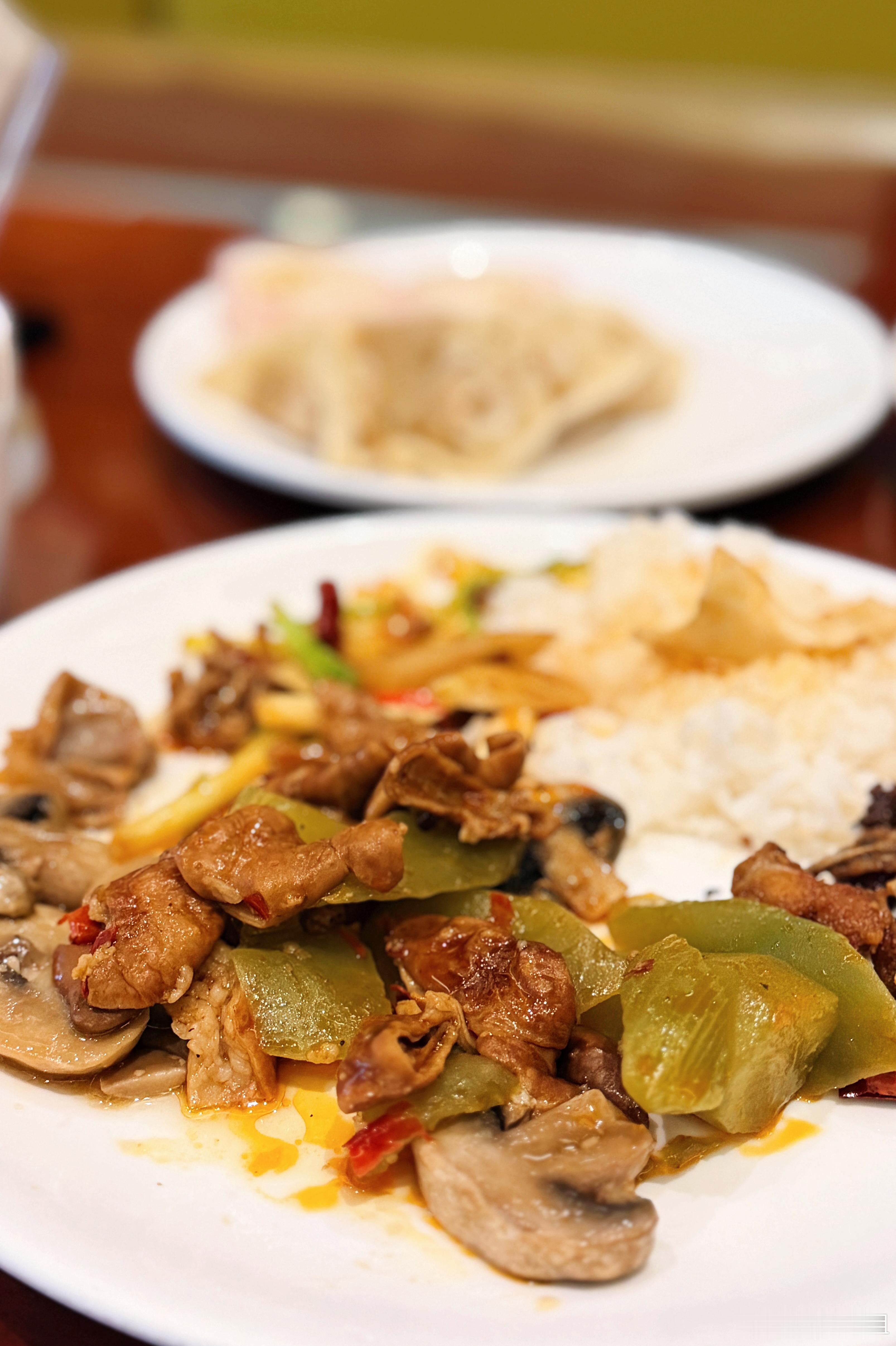 一天没吃饭感觉吃完这顿还能再点杯奶茶喝[害羞] ​​​