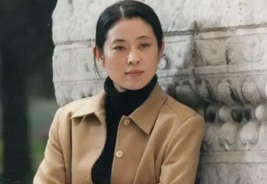 90年代，倪萍家包括保姆一共5个人，但她每天做4只海参，保姆没份。倪萍姥姥说：“