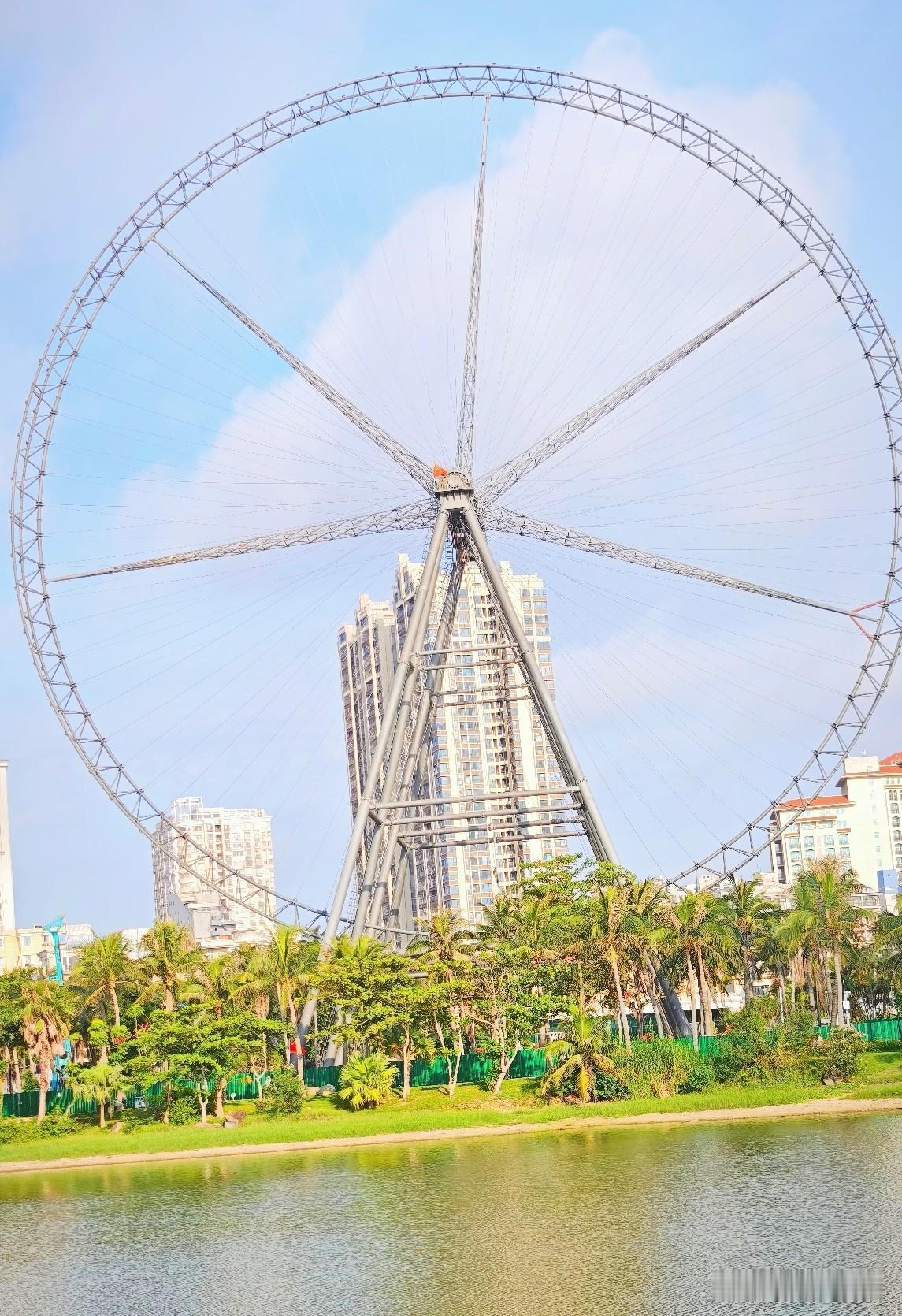 湛江海滨公园，新的摩天轮即将建好。市民们希望尽快建好，这样节假日就可以有多一个玩