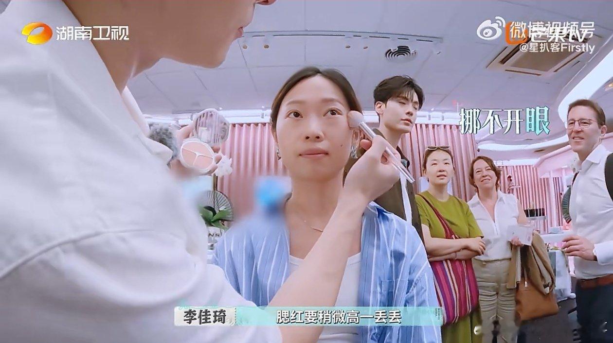 李佳琦刻在骨子里的随地种草巴黎合伙人名场面巴黎合伙人 各位合伙人都在认真开展接待