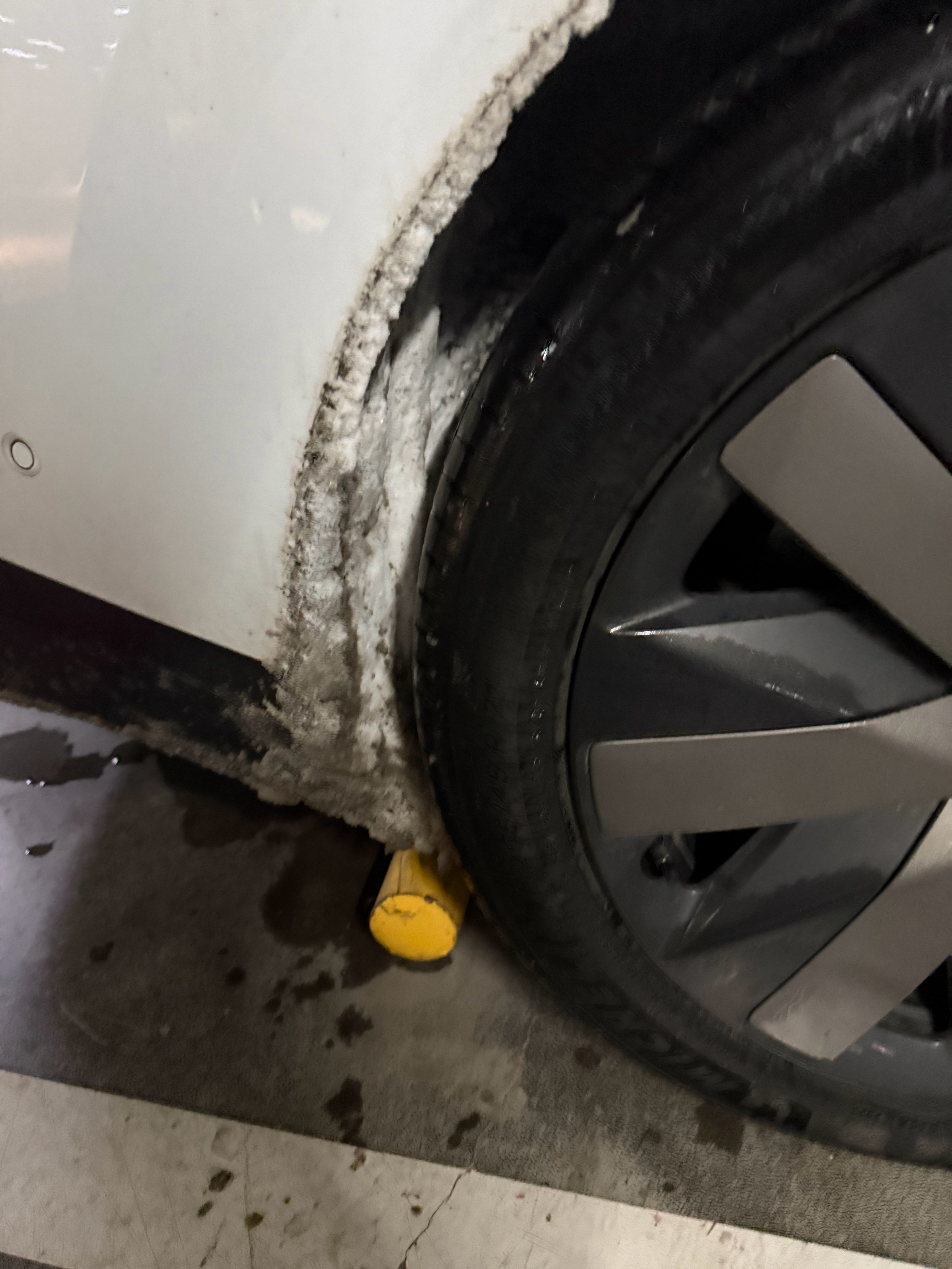 如何证明在雪地里开过…看轮拱里的雪就好了…理想汽车