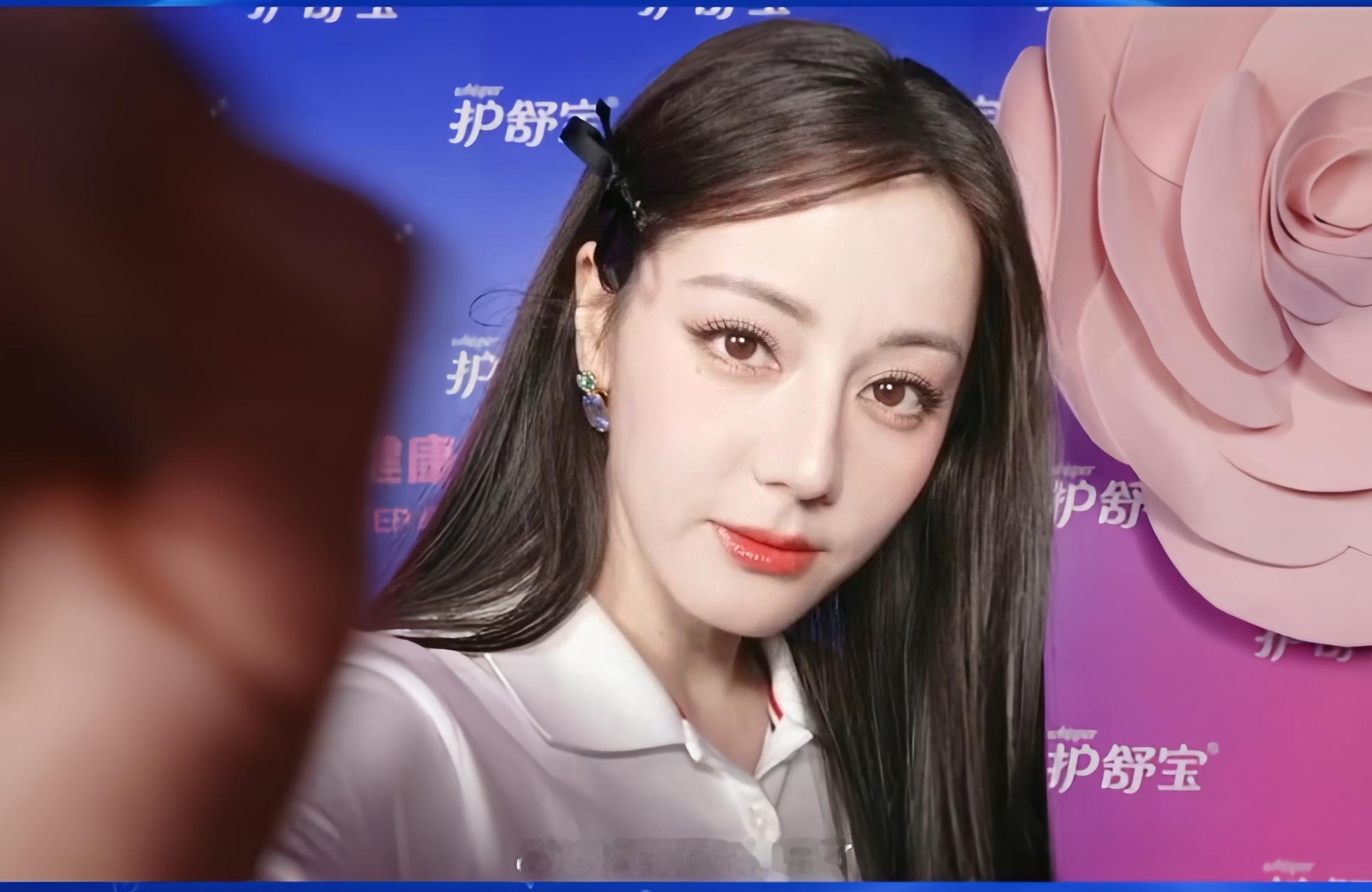 坏了，巴粉把热巴忘了，忙着《利剑玫瑰》去了[笑cry] ​​​迪丽热巴直播了，美