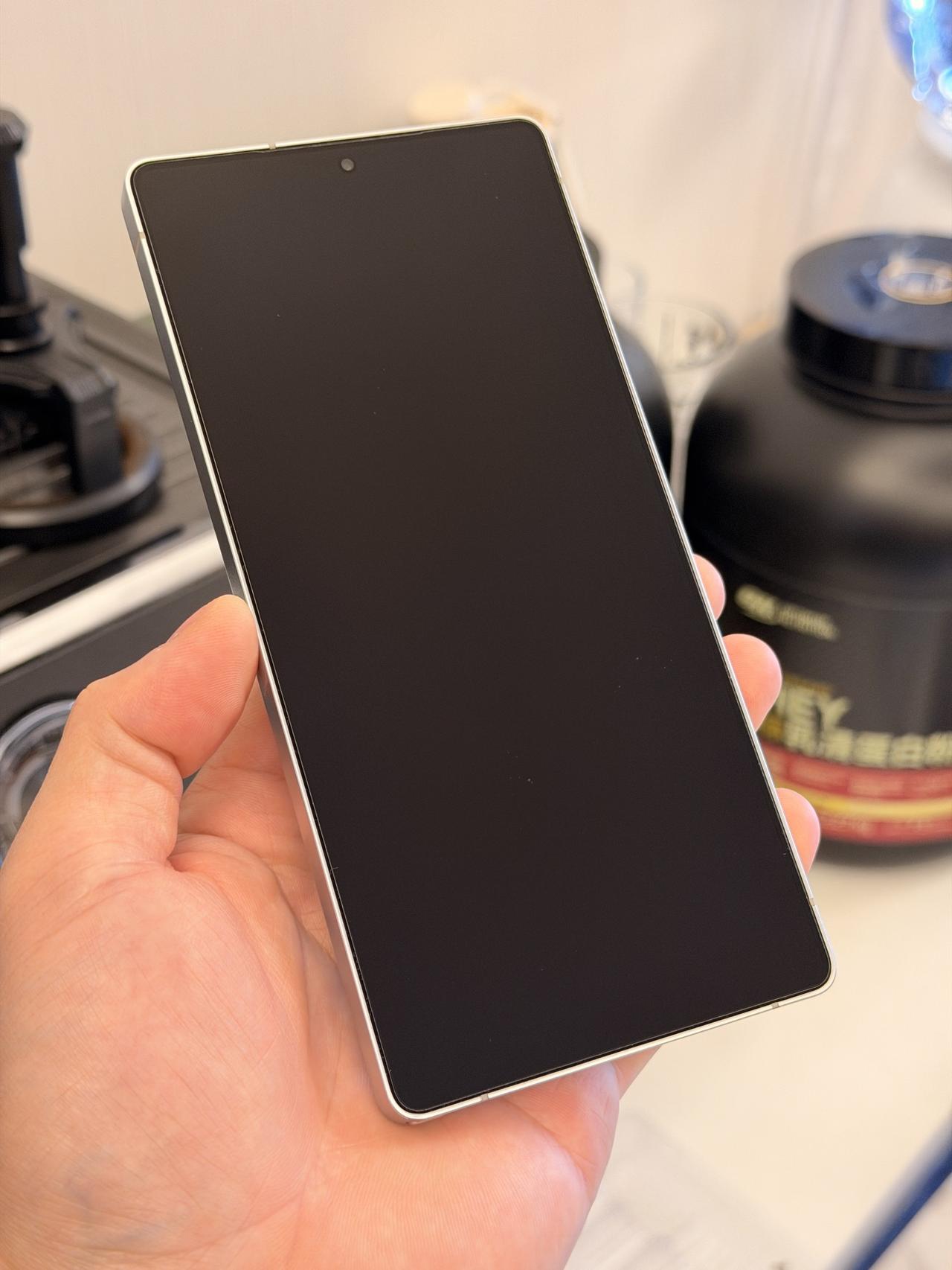 覆盖率99%就算了，还有AR抗反射涂层，还是指纹秒解锁
三星s26ultra也在