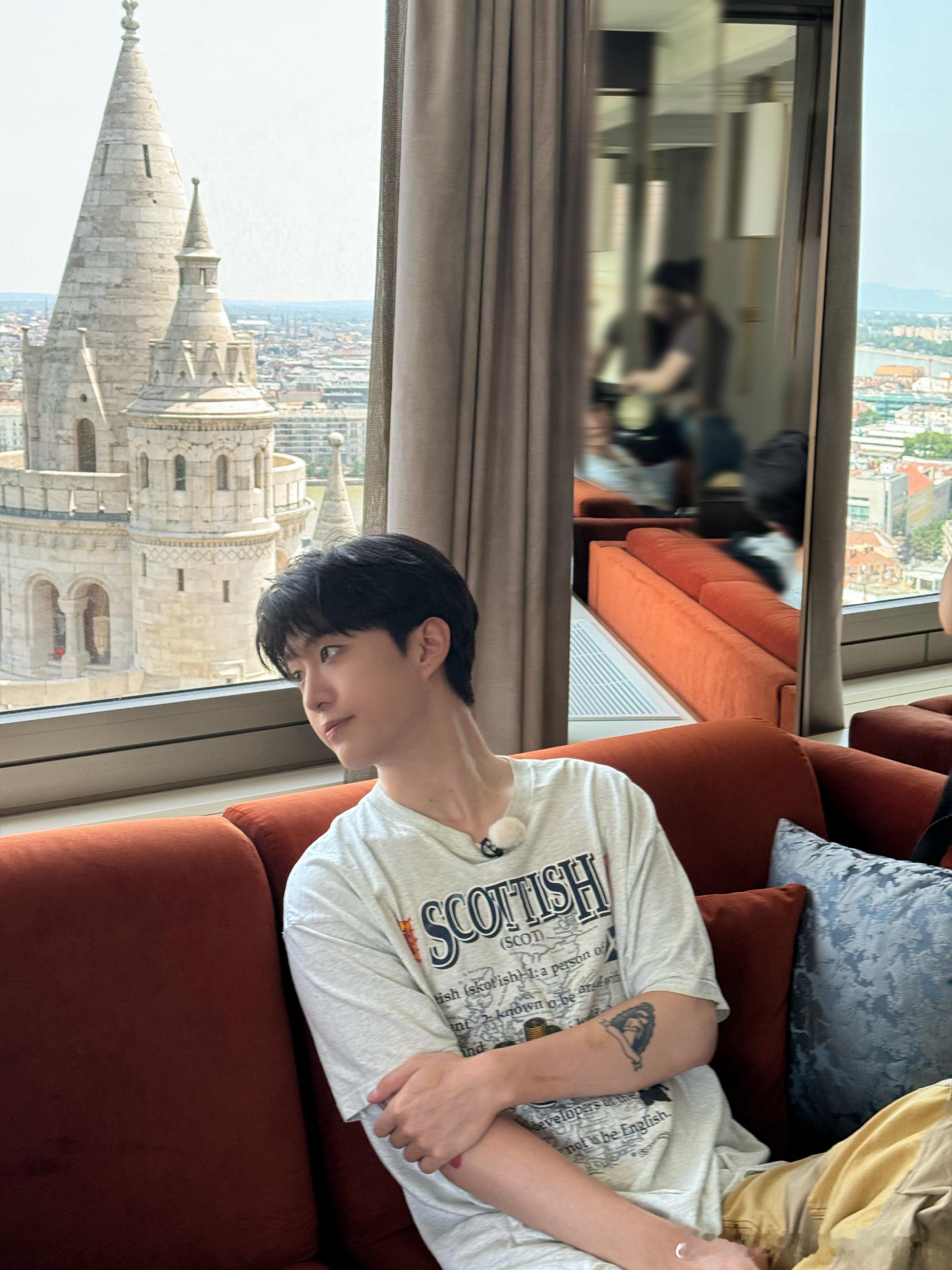 #范丞丞偷感好重# 原来你是这么搞笑的范丞丞[笑cry] ​​​