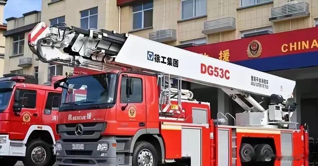 一辆进口消防车2400万，很多人纳闷中国能造航母，咋造不出这消防车？
其实，二者