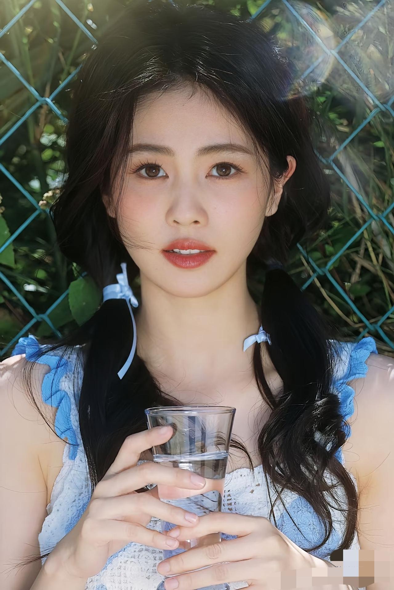 白鹿生病，
最心疼的人，
应该是她的老板于正了，

都知道于正是出了名的护犊子，