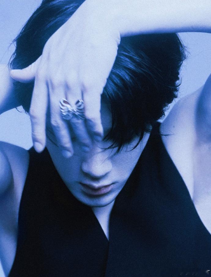 檀健次星光大赏大片檀健次蝴蝶戒指造型星光大赏大片热度飙升，檀健次蝴蝶戒指造型成为