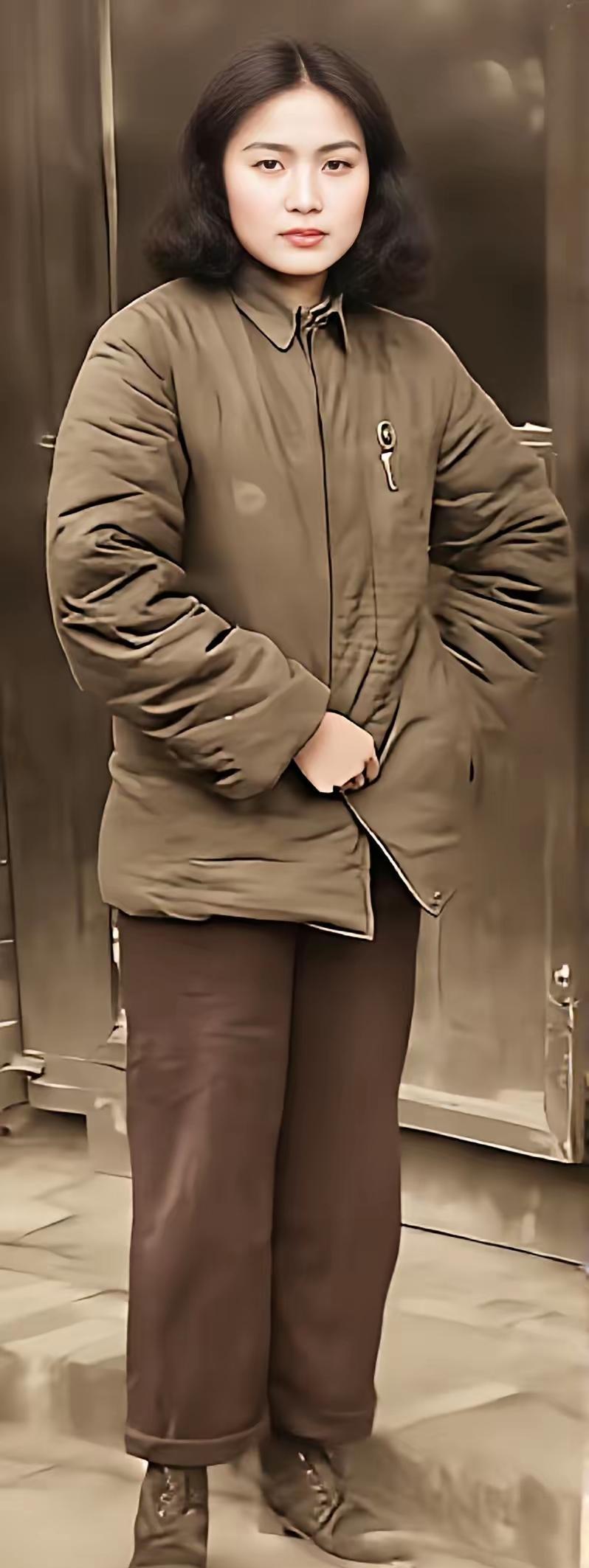 你敢信？
亲眼看着亲姐被铡死的12岁姑娘，1年后竟站在台上演姐姐
贺龙亲自批她入