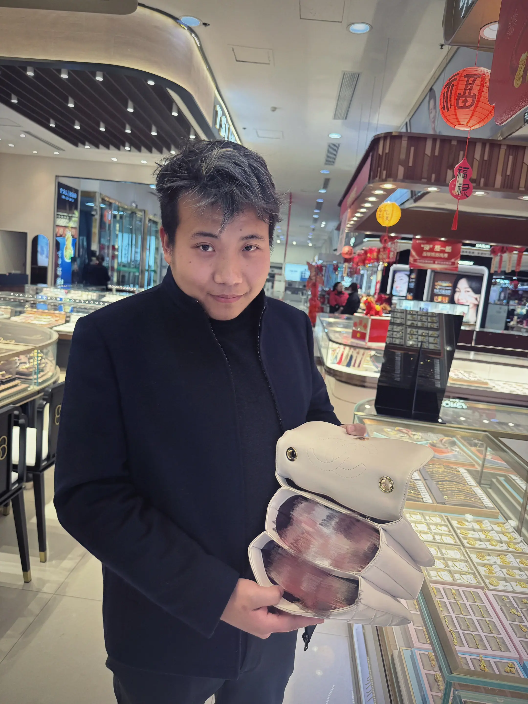 第一次见到他的时候 我的心里炸成了烟花 不管用什么方法我一定要得到他
