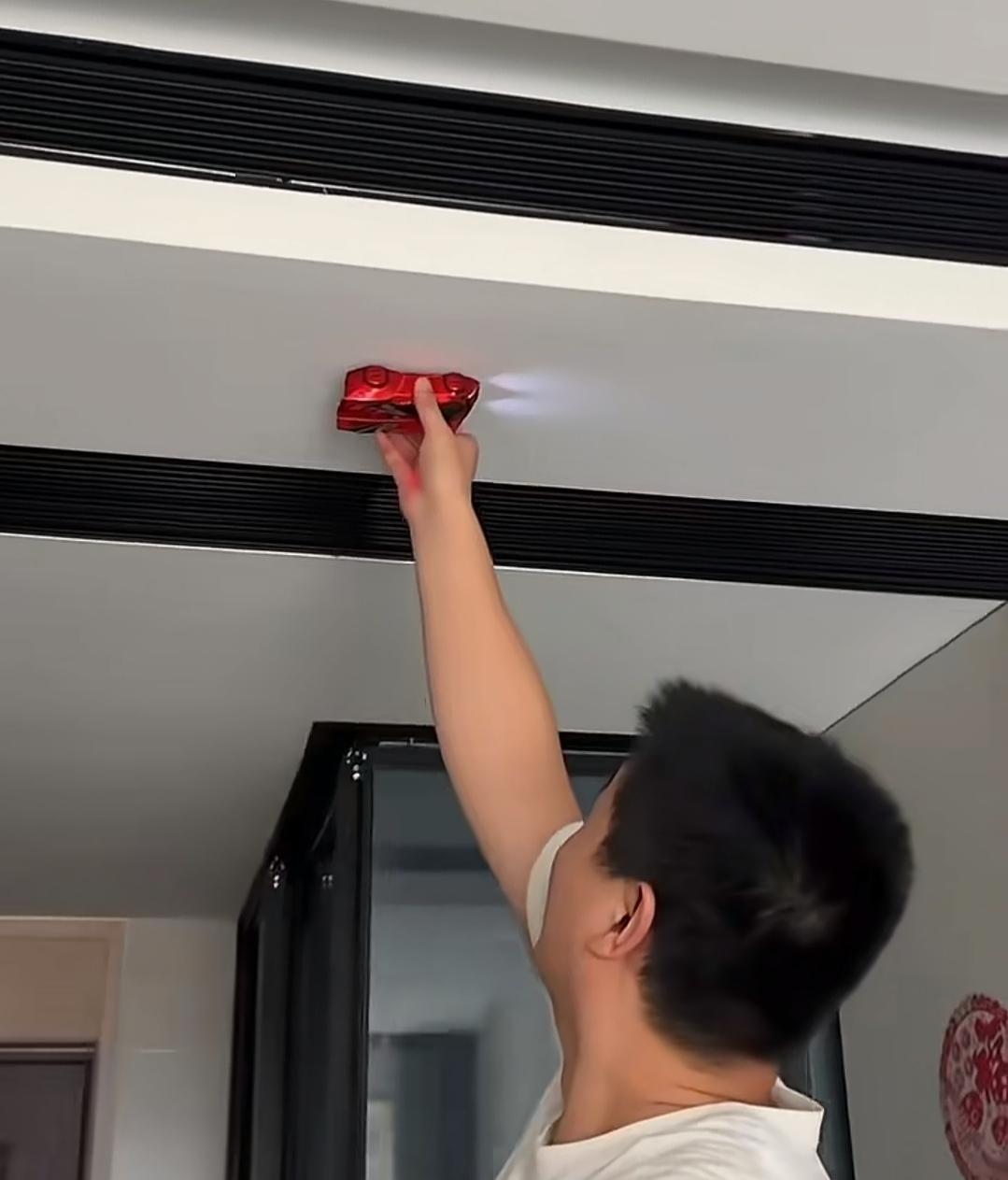 会飞的特斯拉设计灵感来自哪里？会不会与义务这款爬墙玩具车有点相似？

玩具车虽然