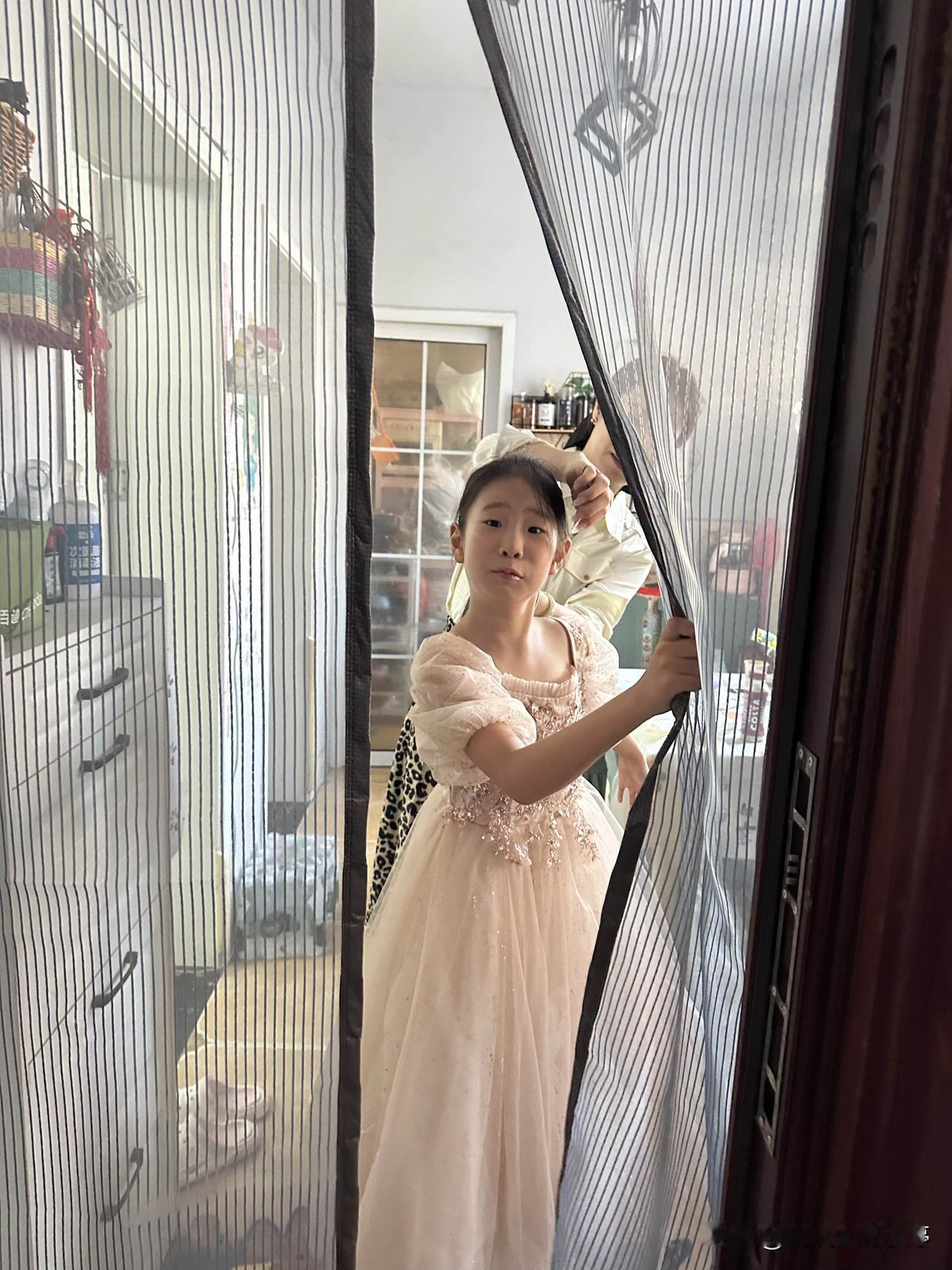 昨天晚上翻手机，发现了几张妹妹拍的照片，张嘟嘟十岁生日宴当天拍的！
      