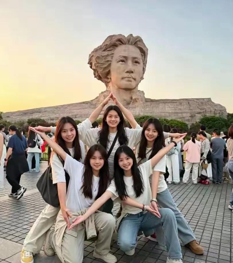橘子洲头这张合照，真的看哭无数中国人！五个女孩的拍照创意，直接封神，这才是当代年
