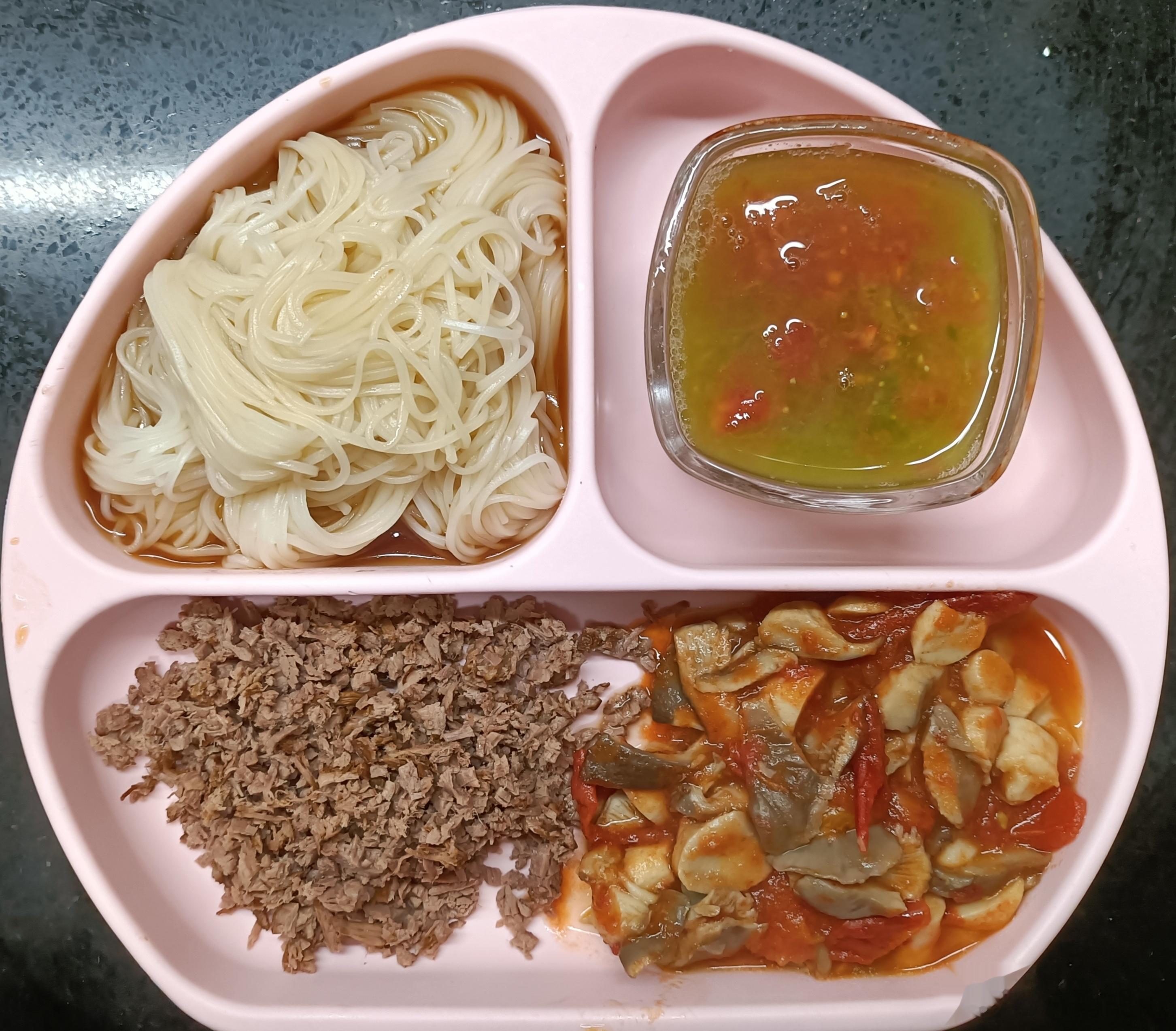 #糖糖的饭饭##科学育儿营养护航# 昨天午餐：牛肉面，番茄秀珍菇，给糖糖煮的儿童
