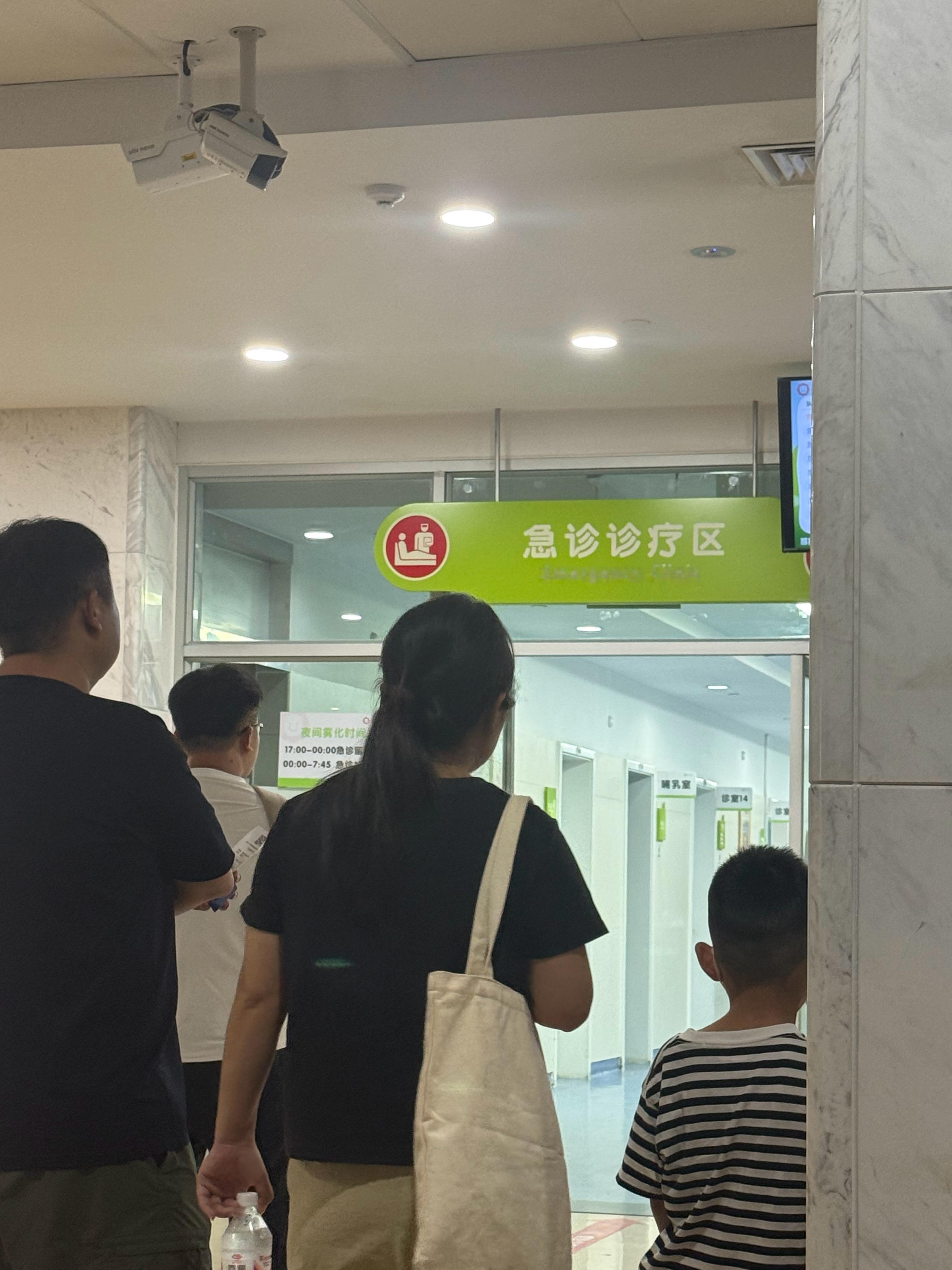 最近真的是医院跑的最勤的刚在急诊门口等预检 正好看到抢救室在做心脏复苏 听说是一