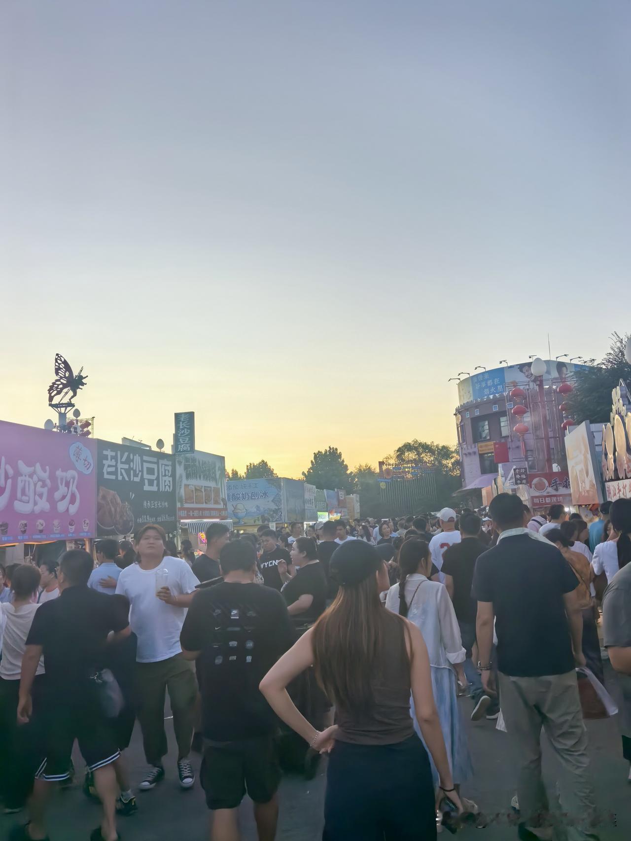 别做扫儿女兴致的妈妈
 
昨晚闺女约我一起逛夜市，我当即取消了预约好的室内蹦极课