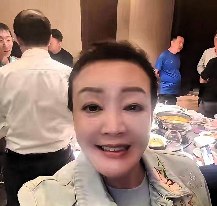 兰姐生日，家人在忙，别老误会了
网上说筱梅没来，大家就说她没诚意，直播都澄清了，