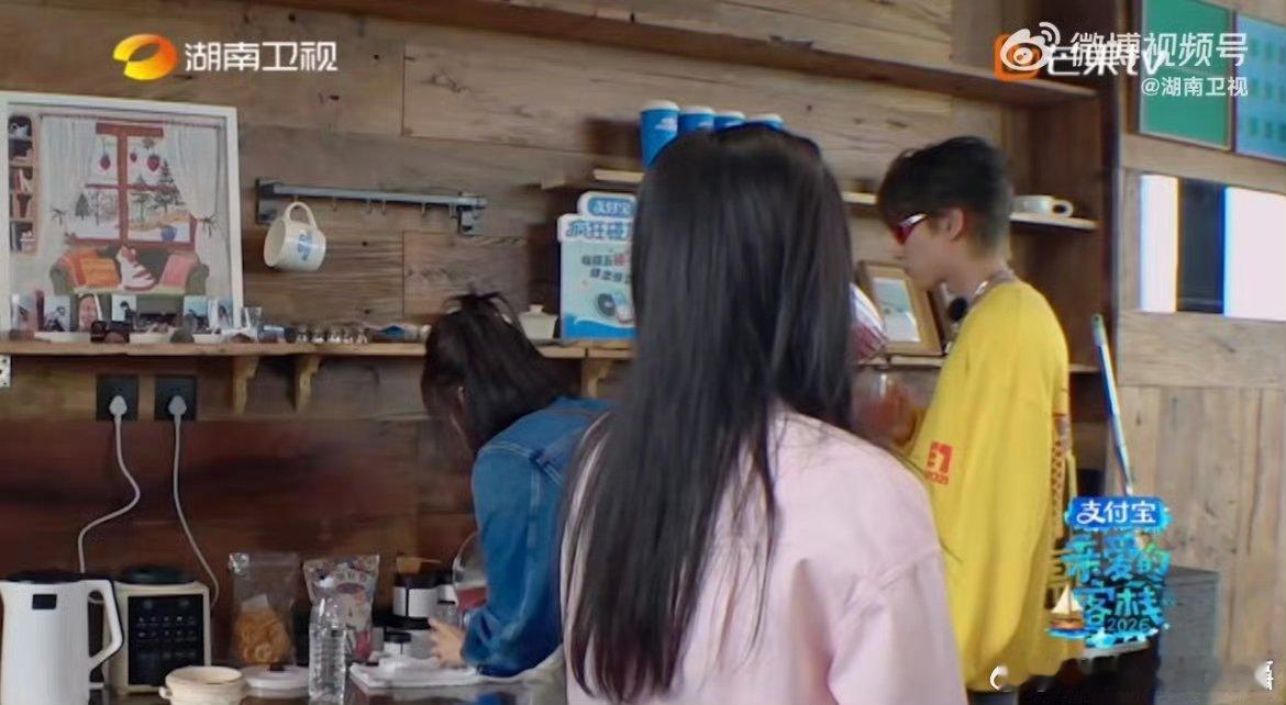 王鹤棣沈月一喝一个不吱声亲爱的客栈自制果汁上线，王鹤棣沈月喝了直接沉默，太好笑了