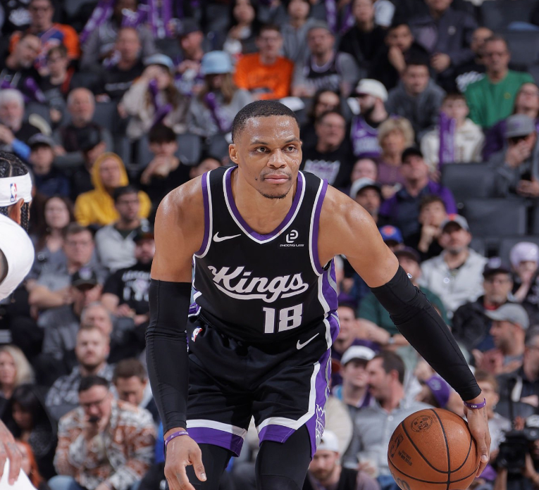 全场比赛结束，国王112：101尼克斯，3连胜！威少19分6板11助，德罗赞27