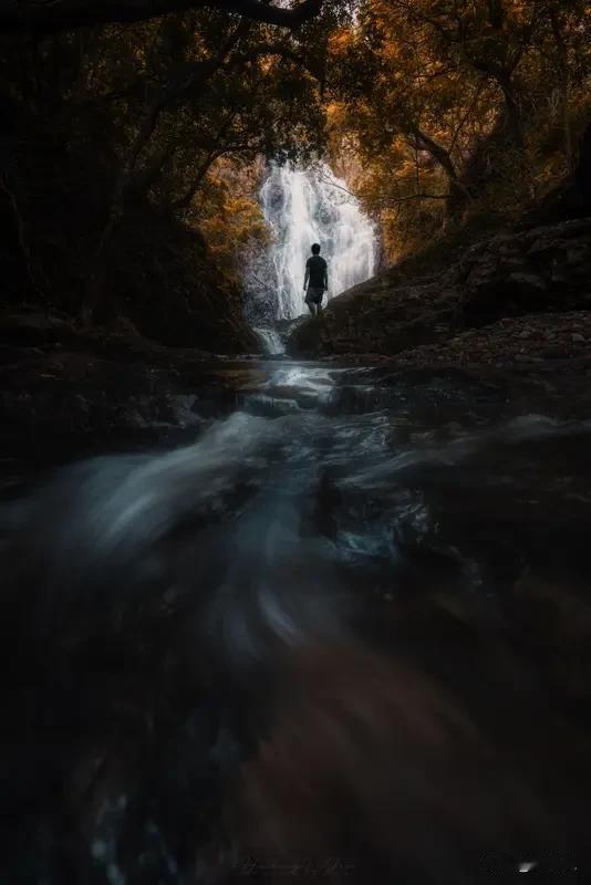 水到绝境是瀑布，人到绝境是重生

一、老话讲“水到绝境是瀑布”，水走到悬崖边上，