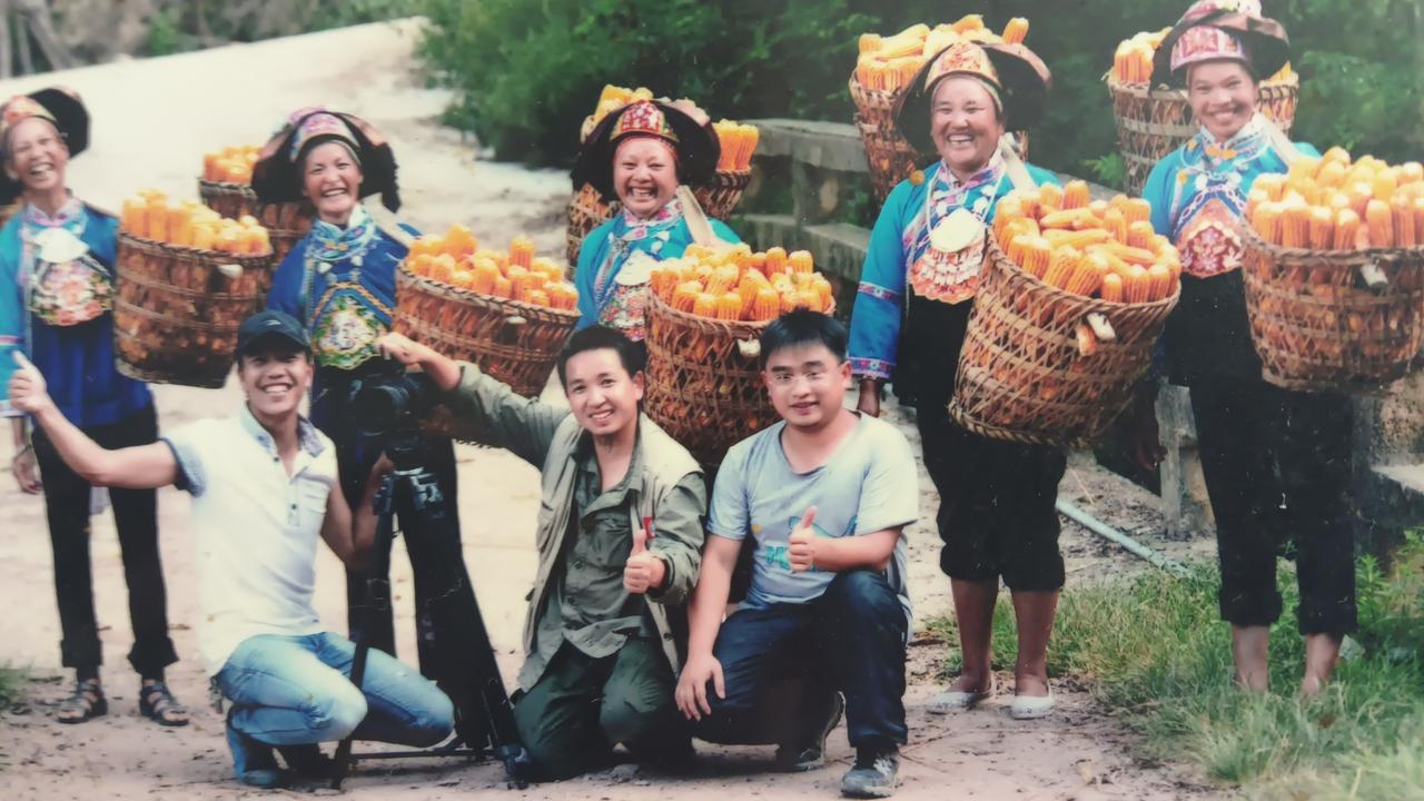 政策暖壮乡，丰收满家园
云南文山壮族山寨，金秋时节玉米喜获大丰收。
身着精美壮族