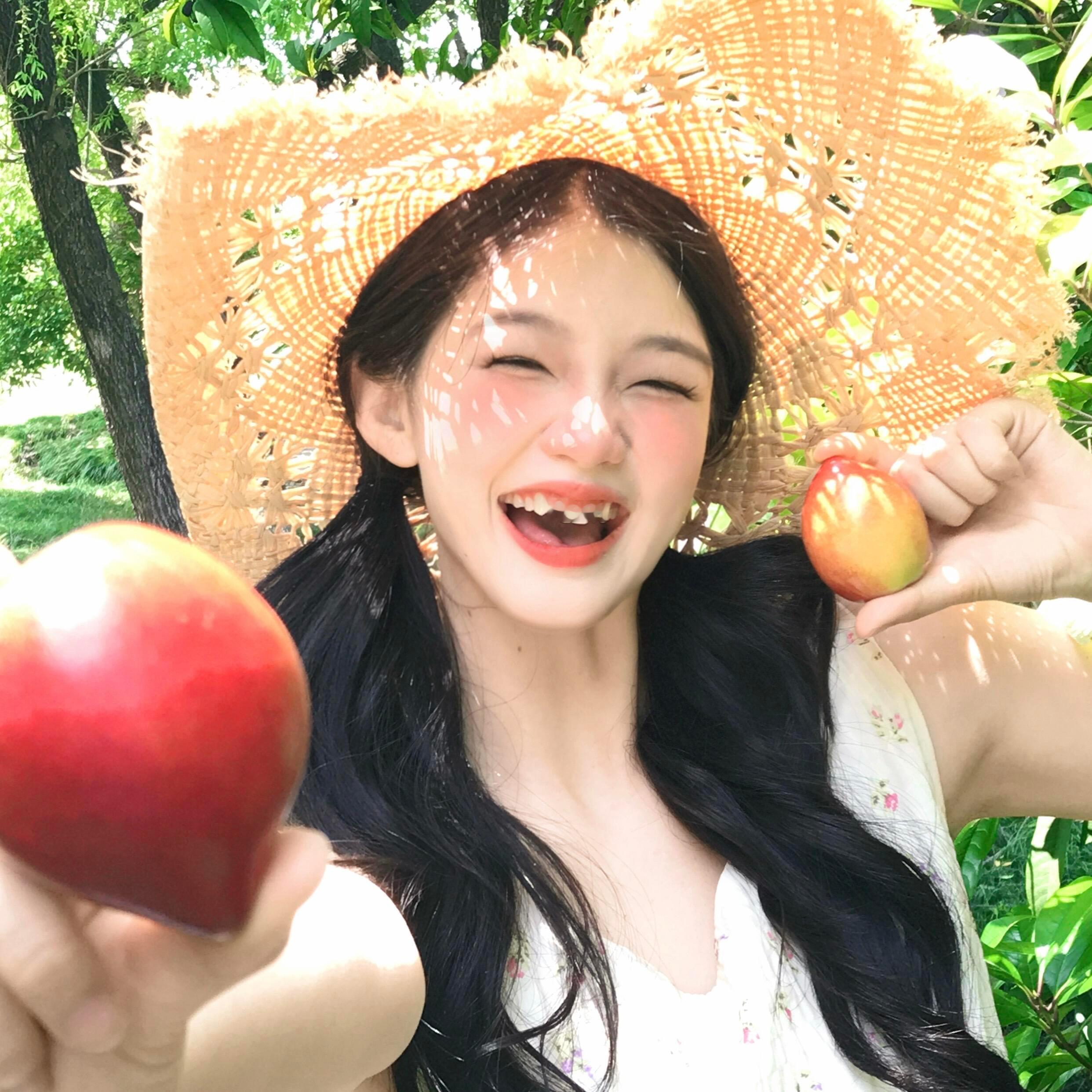 原来明媚又开朗的女生是这样的真正明媚开朗的女生，不是永远没有烦恼，只是懂得和情绪