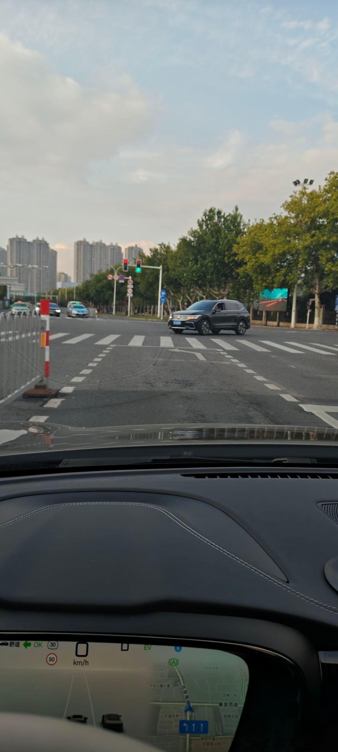 问：图一这种情况，掉头是否需要看红绿灯？我的第一想法是：左侧无实线，护栏留有口，