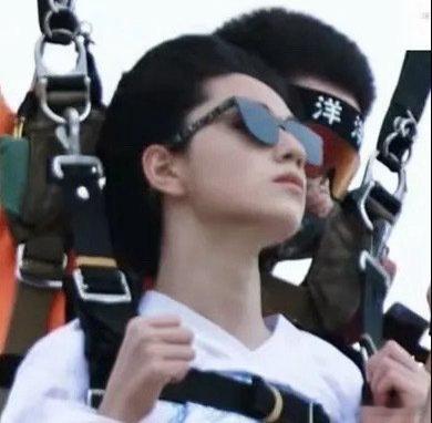 王橹杰跳伞男神缓缓降临🪂来自顶级骨相的震撼