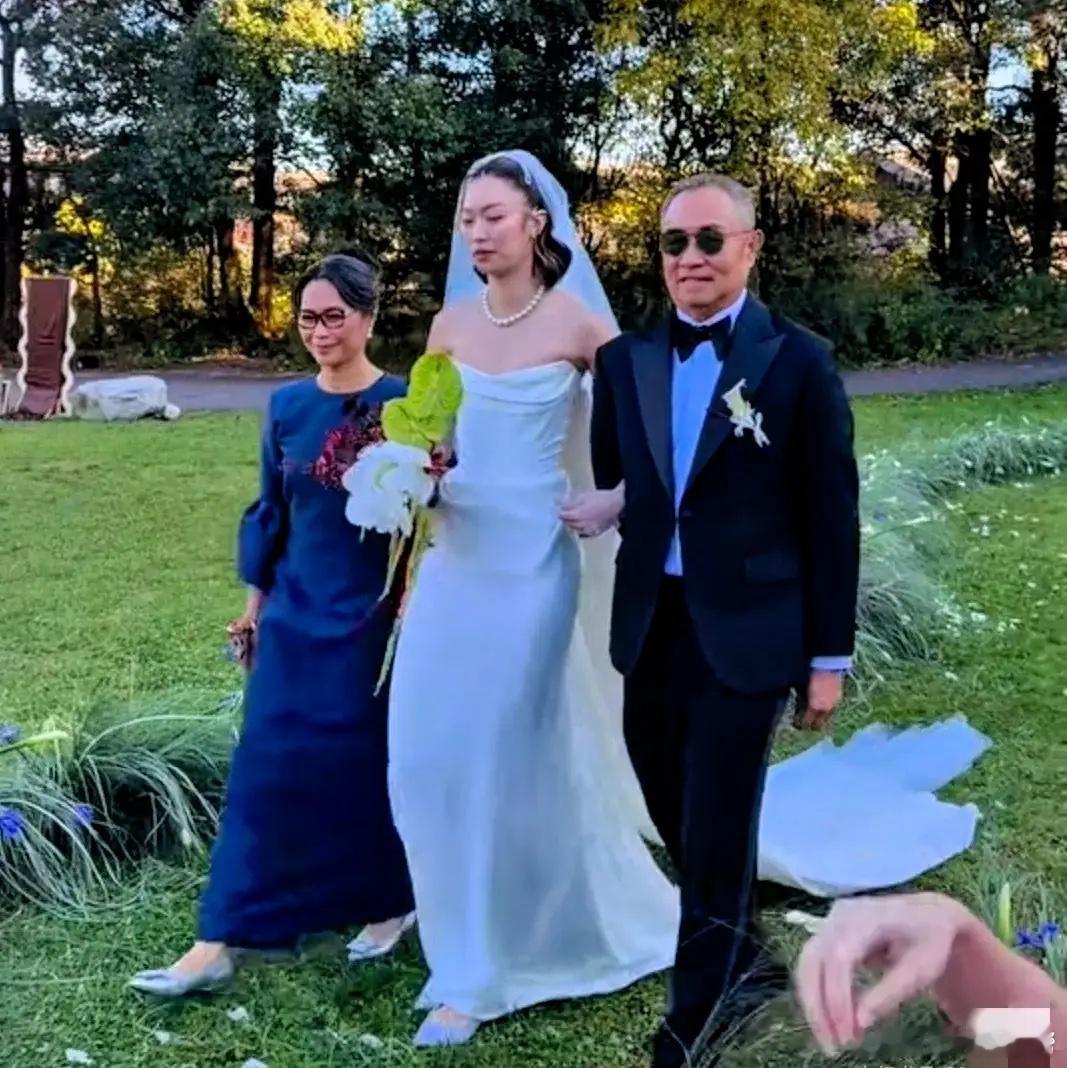 郭晶晶小叔子霍启仁在玉龙雪山举办婚礼，新娘子好高挑，挺像她婆婆朱玲玲的！之前霍启