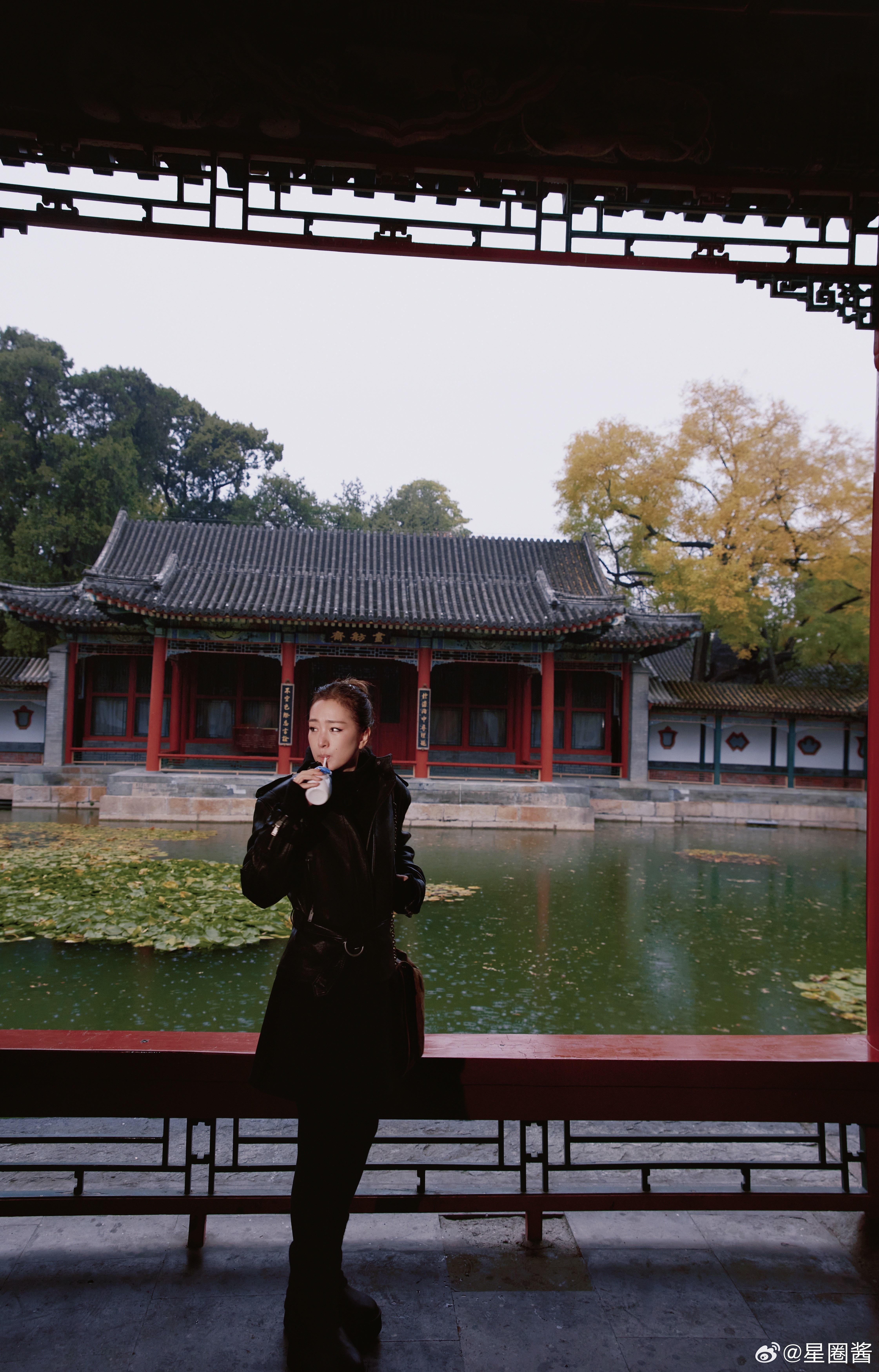 巩俐雨中漫步北海公园 救命！小雨中廊桥下的巩俐状态好到离谱！这皮肤、这体态、这从