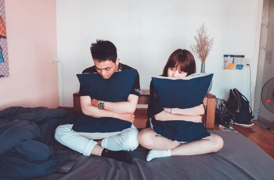 男人非常抗拒给你看手机，只有以下两个原因：

1、因为女人
他要么跟其他异性暧昧