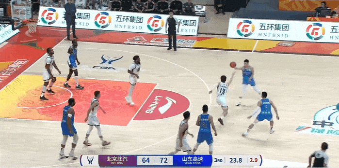 有点脏！方硕这下被撞得不轻！
在今天CBA俱乐部杯北京对阵山东的第三节比赛中，方