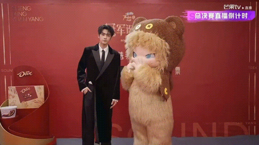 以为张凌赫又来走秀了声鸣远扬直播声鸣远扬 张凌赫的红毯算是后继有人了，张卓尔穿同