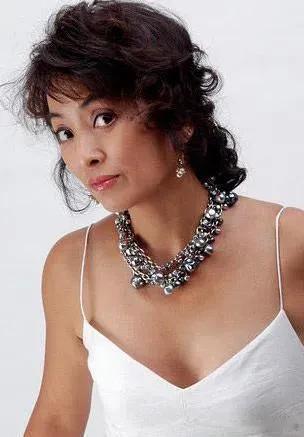 第一次结婚嫁日本人，
第二次结婚嫁美国人，
第三次结婚嫁法国人，
她坚决不嫁中国