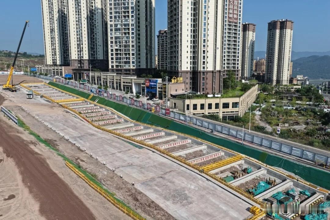 近日，随着最后一根桩基混凝土浇筑完成，中铁三局承建的宜涪高铁站前 4 标新丰都隧