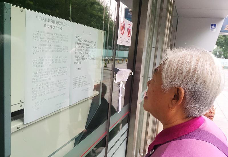 再说延迟退休：女性延迟退休就行了，毕竟当下是女性早退休5年，并且寿命比男性长。所