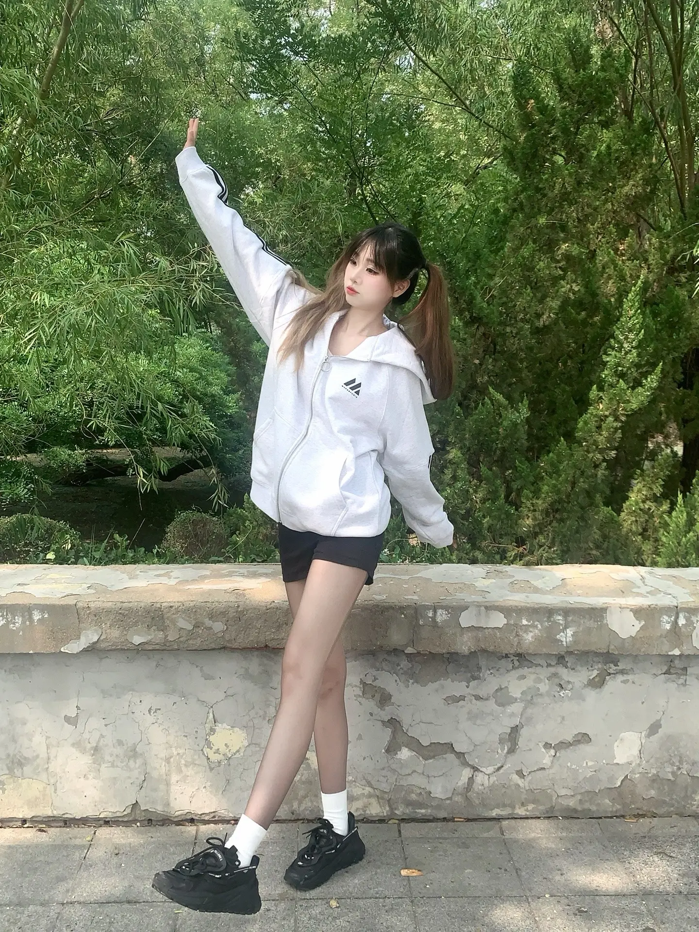 巧了你也穿了白色入境。