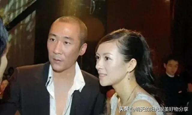 章子怡哥哥比之前看起来慈祥多了，年过五旬的章子怡哥哥，面相柔和多了，不像之前看起