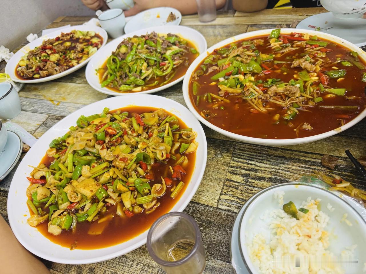 自贡菜算不算最好吃的川菜成都的自贡菜真的好吃到爆，但是就是配菜多到怀疑人生！
