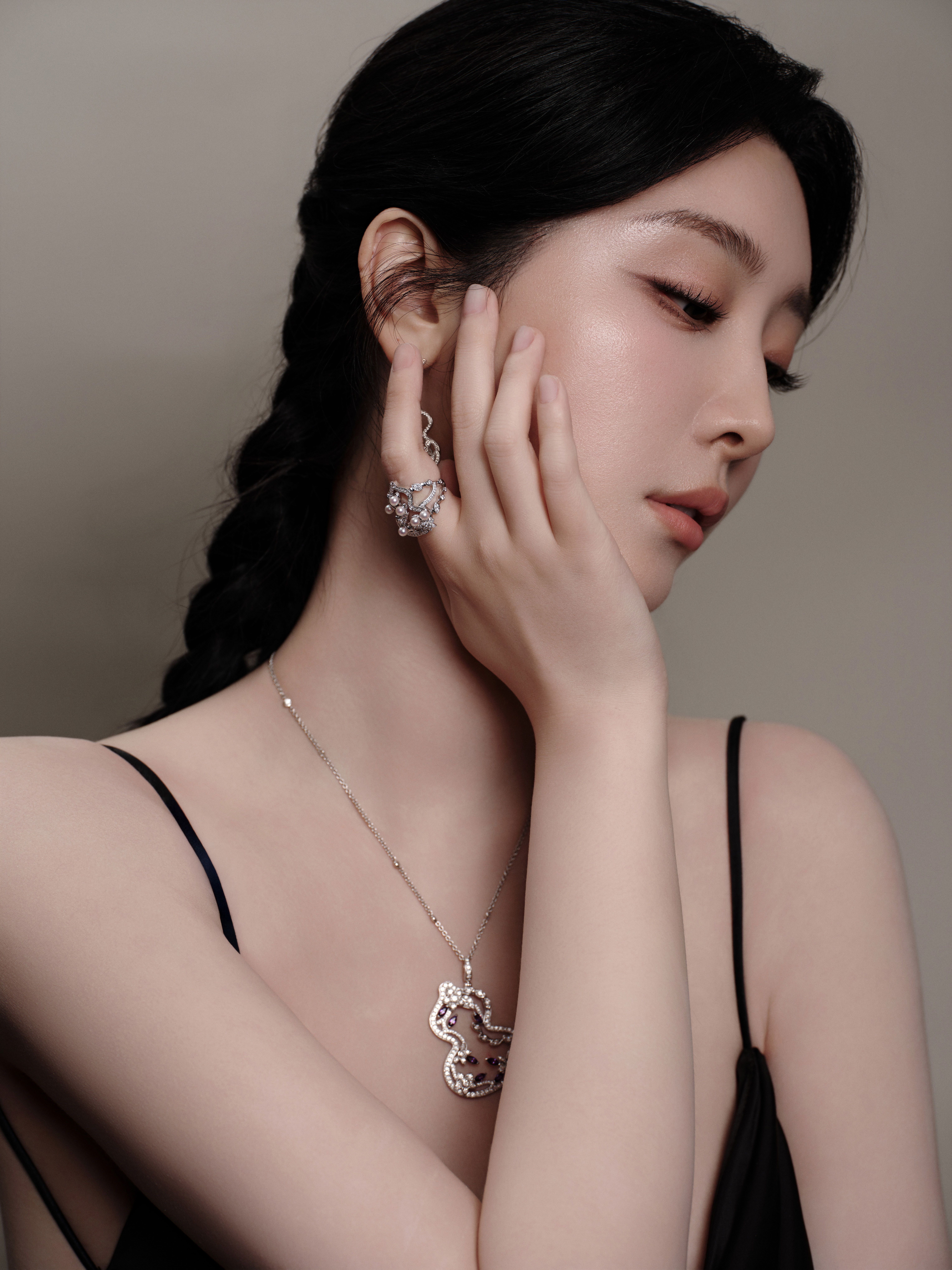 赵小棠  丝滑缎面勾勒出满分曲线，高开叉把长腿优势拉满，自带女王气场。 