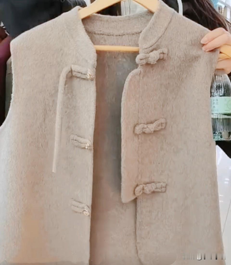 工作室隔壁的阿姨常来串门，发现了一块不太大的双面羊绒布头，问我可不可以给她，都是